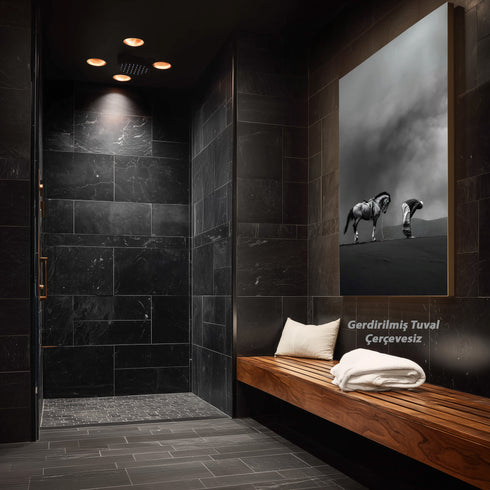 Namaz Kılan Müslüman ve At Silüeti Kanvas Tablo – Siyah Beyaz İslami Duvar Dekoru, Manevi ve Dini Anlamlı Salon Tablosu