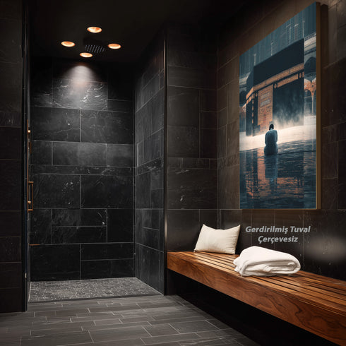 Kabe-i Muazzama Önünde Dua Eden Müslüman Kanvas Tablo – Mekke Temalı İslami Duvar Dekoru, Dini ve Manevi Atmosferli Salon Tablosu