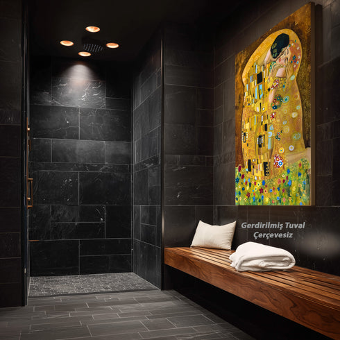 Altın Tonlarda Romantik Sarılış, Eskitilmiş Çerçeveli İkonik Aşk Temalı Tablo, Zarif ve Lüks Duvar Dekoru Sanat Eseri