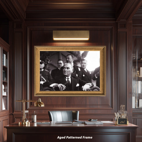 Mustafa Kemal Atatürk Resmi Tören Anı Siyah Beyaz Kanvas Tablo – Güçlü ve Kararlı Lider Portresi