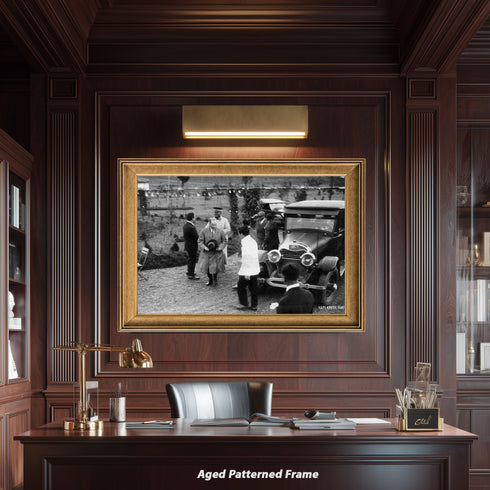 Atatürk Klasik Otomobil Yanında Tarihi Kare Kanvas Tablo Mustafa Kemal Atatürk Nostaljik Siyah Beyaz Duvar Dekoru