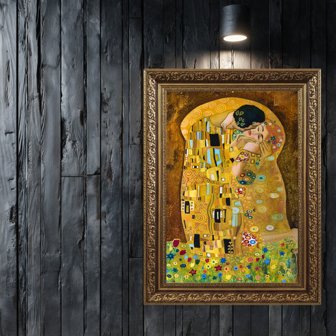 Altın Tonlarda Romantik Sarılış, Eskitilmiş Çerçeveli İkonik Aşk Temalı Tablo, Zarif ve Lüks Duvar Dekoru Sanat Eseri