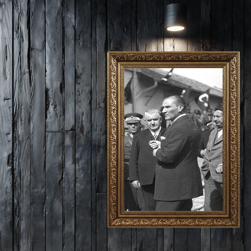 Atatürk Kanvas Tablo Tarihi Ziyaret Anı Siyah Beyaz Mustafa Kemal Atatürk Halk İçinde Güçlü Liderlik Duvar Dekoru Sanat