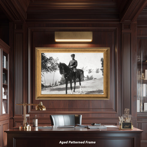 Atatürk At Üstünde Siyah Beyaz Arşiv Fotoğrafı Kanvas Tablo – Askeri Üniformalı Tarihi Duvar Dekoru