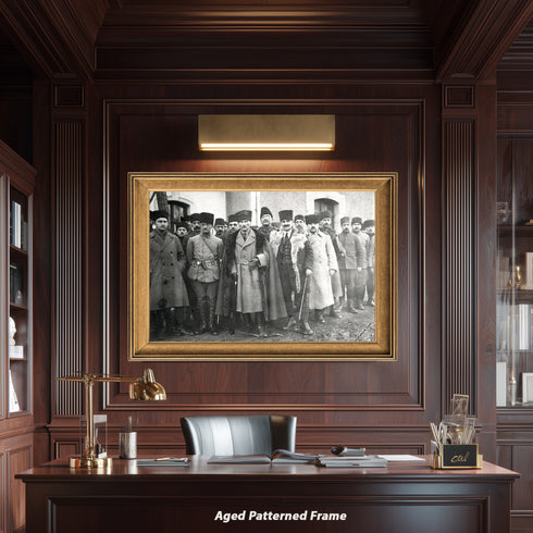 Mustafa Kemal Atatürk Heyet ile Birlikte – Kürklü Palto Detaylı Tarihi Siyah Beyaz Fotoğraf Kanvas Tablo