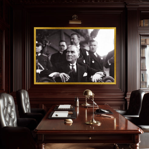 Mustafa Kemal Atatürk Resmi Tören Anı Siyah Beyaz Kanvas Tablo – Güçlü ve Kararlı Lider Portresi