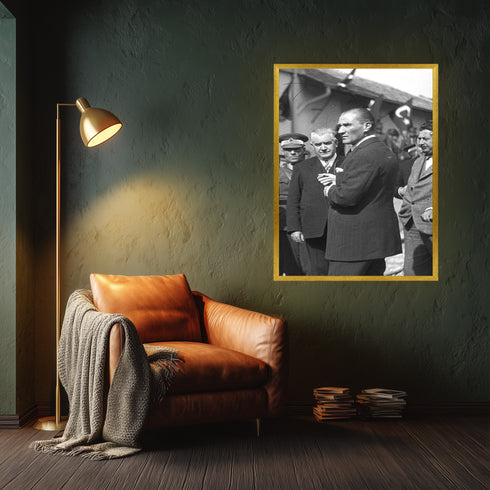 Atatürk Kanvas Tablo Tarihi Ziyaret Anı Siyah Beyaz Mustafa Kemal Atatürk Halk İçinde Güçlü Liderlik Duvar Dekoru Sanat