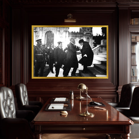 Atatürk Resmi Tören Anı El Öpme Sahnesi Siyah Beyaz Arşiv Fotoğrafı Kanvas Tablo Cumhuriyet Dönemi Tarihi Dekor