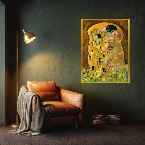 Altın Tonlarda Romantik Sarılış, Eskitilmiş Çerçeveli İkonik Aşk Temalı Tablo, Zarif ve Lüks Duvar Dekoru Sanat Eseri