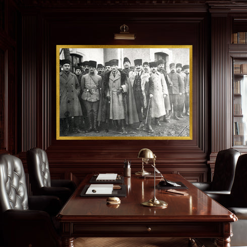 Mustafa Kemal Atatürk Heyet ile Birlikte – Kürklü Palto Detaylı Tarihi Siyah Beyaz Fotoğraf Kanvas Tablo