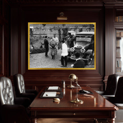 Atatürk Klasik Otomobil Yanında Tarihi Kare Kanvas Tablo Mustafa Kemal Atatürk Nostaljik Siyah Beyaz Duvar Dekoru