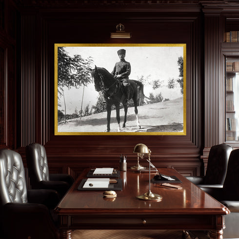 Atatürk At Üstünde Siyah Beyaz Arşiv Fotoğrafı Kanvas Tablo – Askeri Üniformalı Tarihi Duvar Dekoru