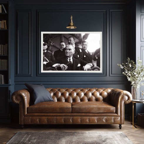 Mustafa Kemal Atatürk Resmi Tören Anı Siyah Beyaz Kanvas Tablo – Güçlü ve Kararlı Lider Portresi