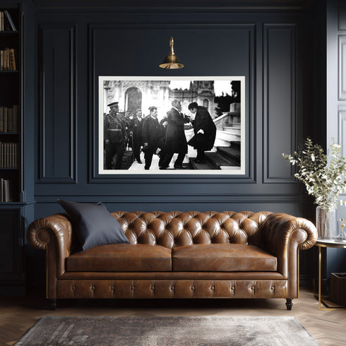 Atatürk Resmi Tören Anı El Öpme Sahnesi Siyah Beyaz Arşiv Fotoğrafı Kanvas Tablo Cumhuriyet Dönemi Tarihi Dekor