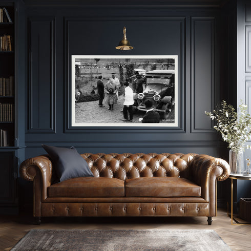 Atatürk Klasik Otomobil Yanında Tarihi Kare Kanvas Tablo Mustafa Kemal Atatürk Nostaljik Siyah Beyaz Duvar Dekoru