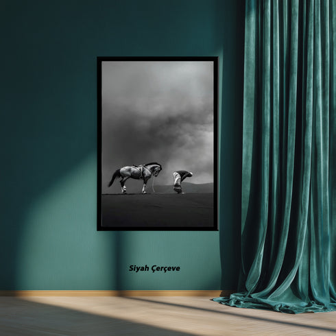 Namaz Kılan Müslüman ve At Silüeti Kanvas Tablo – Siyah Beyaz İslami Duvar Dekoru, Manevi ve Dini Anlamlı Salon Tablosu