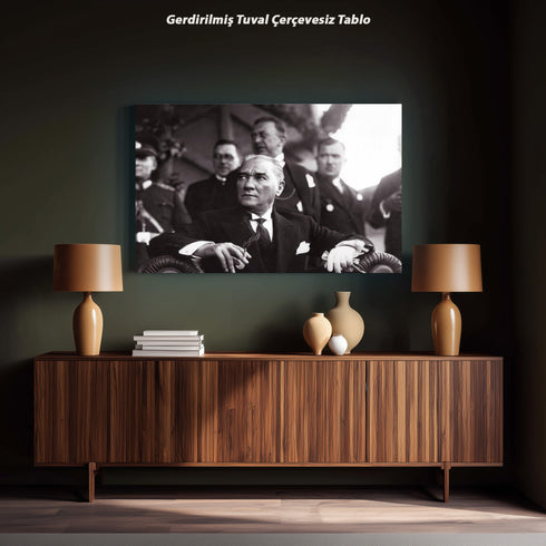 Mustafa Kemal Atatürk Resmi Tören Anı Siyah Beyaz Kanvas Tablo – Güçlü ve Kararlı Lider Portresi