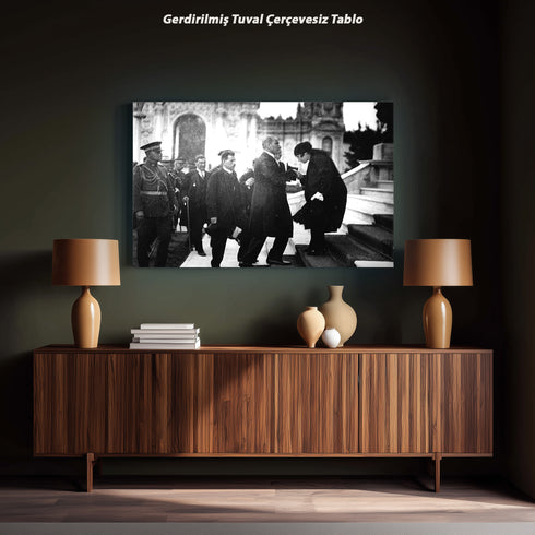 Atatürk Resmi Tören Anı El Öpme Sahnesi Siyah Beyaz Arşiv Fotoğrafı Kanvas Tablo Cumhuriyet Dönemi Tarihi Dekor