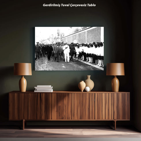 Atatürk Öğrencilerle Buluşma Arşiv Fotoğrafı Kanvas Tablo Siyah Beyaz Tarihi Dekor