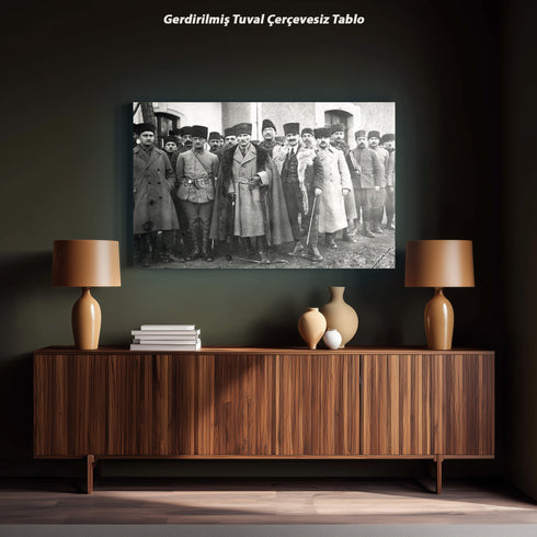 Mustafa Kemal Atatürk Heyet ile Birlikte – Kürklü Palto Detaylı Tarihi Siyah Beyaz Fotoğraf Kanvas Tablo