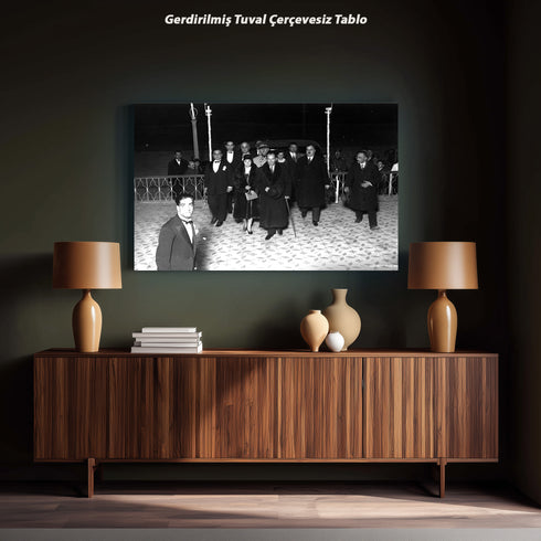 Atatürk Resmi Gece Ziyareti Arşiv Fotoğrafı Kanvas Tablo Siyah Beyaz Tarihi Duvar Dekoru
