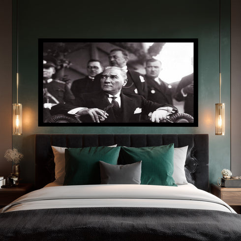 Mustafa Kemal Atatürk Resmi Tören Anı Siyah Beyaz Kanvas Tablo – Güçlü ve Kararlı Lider Portresi