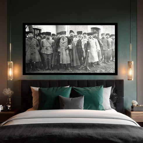 Mustafa Kemal Atatürk Heyet ile Birlikte – Kürklü Palto Detaylı Tarihi Siyah Beyaz Fotoğraf Kanvas Tablo