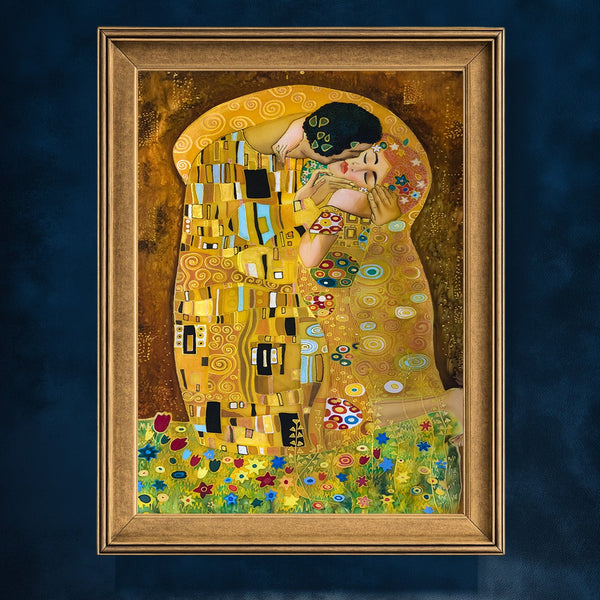 Altın Tonlarda Romantik Sarılış, Eskitilmiş Çerçeveli İkonik Aşk Temalı Tablo, Zarif ve Lüks Duvar Dekoru Sanat Eseri