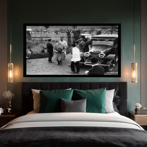 Atatürk Klasik Otomobil Yanında Tarihi Kare Kanvas Tablo Mustafa Kemal Atatürk Nostaljik Siyah Beyaz Duvar Dekoru
