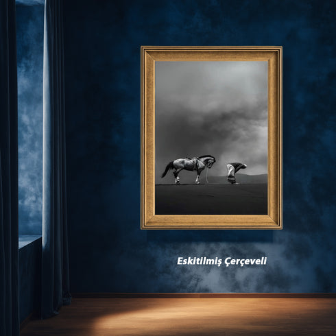 Namaz Kılan Müslüman ve At Silüeti Kanvas Tablo – Siyah Beyaz İslami Duvar Dekoru, Manevi ve Dini Anlamlı Salon Tablosu