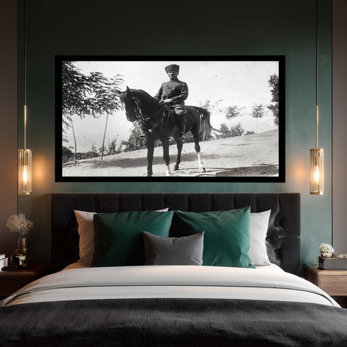 Atatürk At Üstünde Siyah Beyaz Arşiv Fotoğrafı Kanvas Tablo – Askeri Üniformalı Tarihi Duvar Dekoru