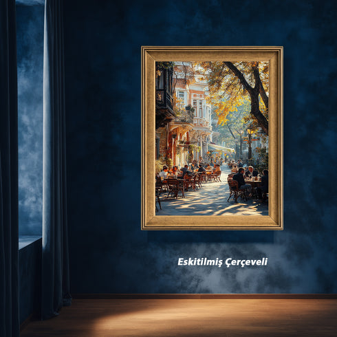 Sonbaharda İstanbul Kafe Sokağı Sanat Baskısı, Tarihi Binalar Arasında Gün Işığı ve Nostaljik Şehir Yaşamı Duvar Dekoru