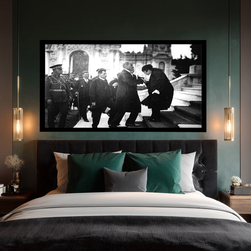 Atatürk Resmi Tören Anı El Öpme Sahnesi Siyah Beyaz Arşiv Fotoğrafı Kanvas Tablo Cumhuriyet Dönemi Tarihi Dekor
