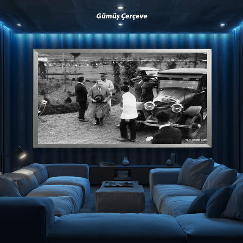 Atatürk Klasik Otomobil Yanında Tarihi Kare Kanvas Tablo Mustafa Kemal Atatürk Nostaljik Siyah Beyaz Duvar Dekoru