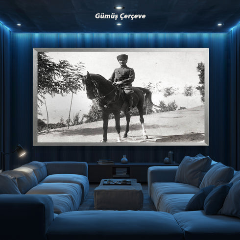 Atatürk At Üstünde Siyah Beyaz Arşiv Fotoğrafı Kanvas Tablo – Askeri Üniformalı Tarihi Duvar Dekoru