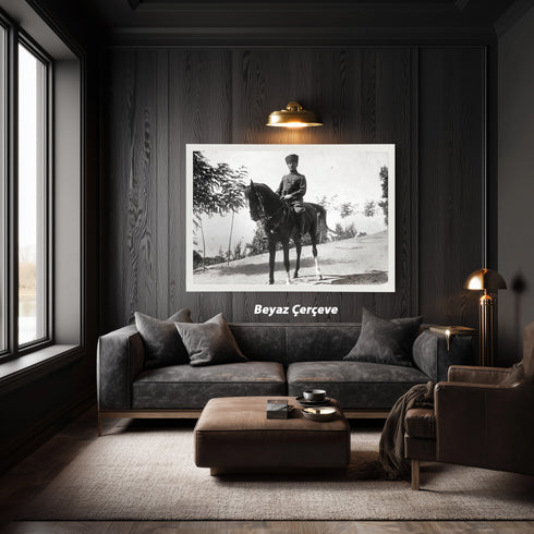 Atatürk At Üstünde Siyah Beyaz Arşiv Fotoğrafı Kanvas Tablo – Askeri Üniformalı Tarihi Duvar Dekoru