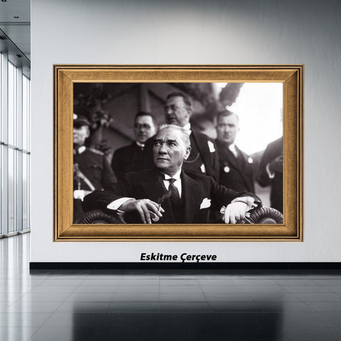 Mustafa Kemal Atatürk Resmi Tören Anı Siyah Beyaz Kanvas Tablo – Güçlü ve Kararlı Lider Portresi