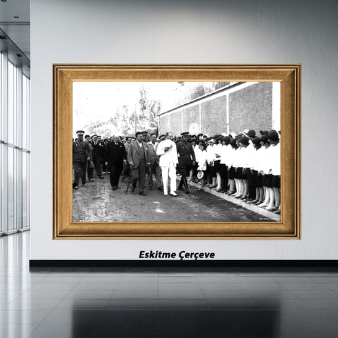 Atatürk Öğrencilerle Buluşma Arşiv Fotoğrafı Kanvas Tablo Siyah Beyaz Tarihi Dekor