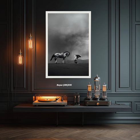 Namaz Kılan Müslüman ve At Silüeti Kanvas Tablo – Siyah Beyaz İslami Duvar Dekoru, Manevi ve Dini Anlamlı Salon Tablosu