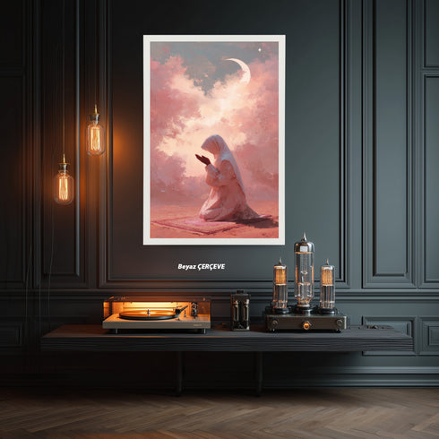 Hilal ve Pembe Bulutlar Altında Dua Eden Kadın Kanvas Tablo – Manevi Huzur Temalı İslami Duvar Dekoru, Dini Salon Tablosu