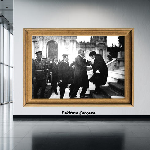 Atatürk Resmi Tören Anı El Öpme Sahnesi Siyah Beyaz Arşiv Fotoğrafı Kanvas Tablo Cumhuriyet Dönemi Tarihi Dekor