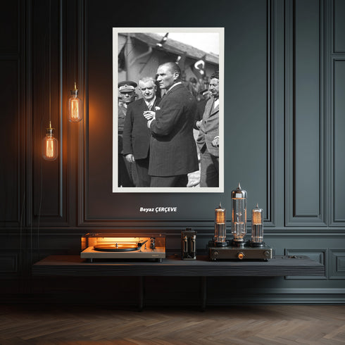 Atatürk Kanvas Tablo Tarihi Ziyaret Anı Siyah Beyaz Mustafa Kemal Atatürk Halk İçinde Güçlü Liderlik Duvar Dekoru Sanat