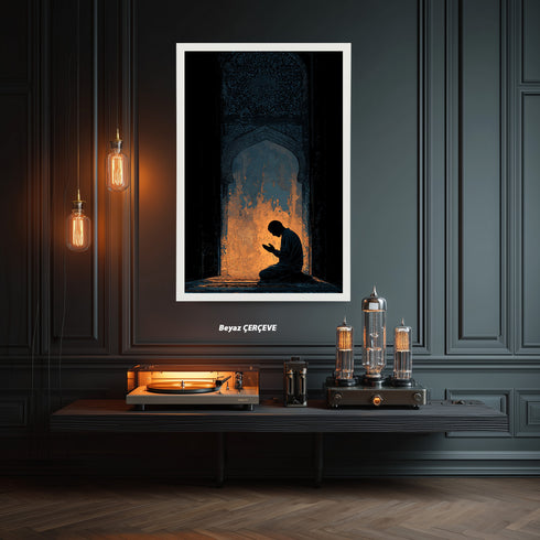 Mihrab Önünde Dua Eden Müslüman Silüeti Kanvas Tablo – Işık ve Gölge Temalı İslami Duvar Dekoru, Manevi ve Dini Salon Tablosu