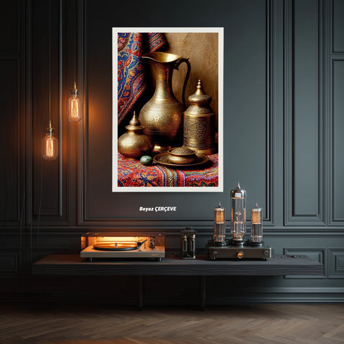 Oryantal Pirinç Sürahi ve Antika Kaplar Sanat Baskısı, El İşçiliği Detaylı Doğu Natürmortu ile Klasik Duvar Dekoru