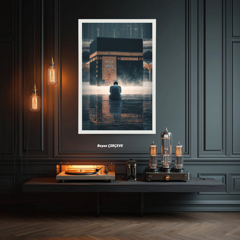 Kabe-i Muazzama Önünde Dua Eden Müslüman Kanvas Tablo – Mekke Temalı İslami Duvar Dekoru, Dini ve Manevi Atmosferli Salon Tablosu