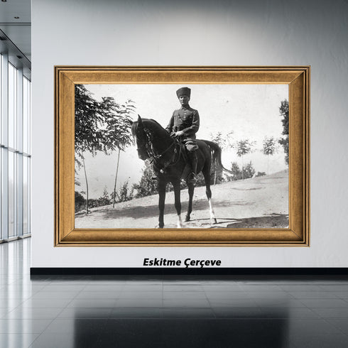 Atatürk At Üstünde Siyah Beyaz Arşiv Fotoğrafı Kanvas Tablo – Askeri Üniformalı Tarihi Duvar Dekoru