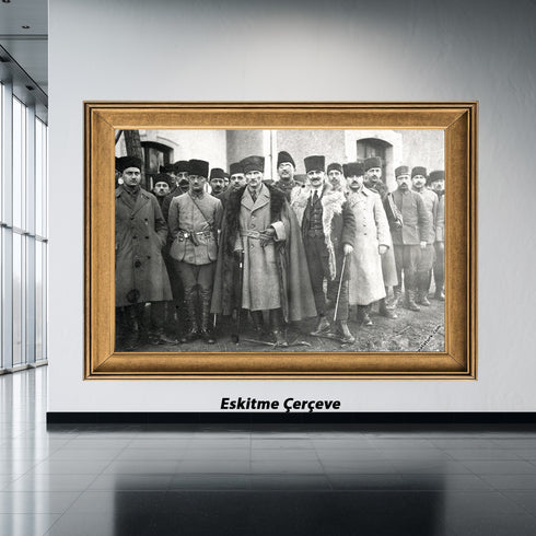 Mustafa Kemal Atatürk Heyet ile Birlikte – Kürklü Palto Detaylı Tarihi Siyah Beyaz Fotoğraf Kanvas Tablo