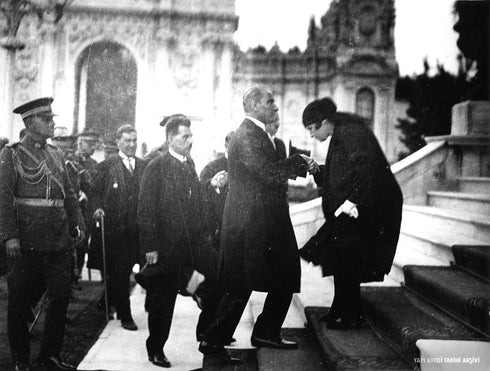 Atatürk Resmi Tören Anı El Öpme Sahnesi Siyah Beyaz Arşiv Fotoğrafı Kanvas Tablo Cumhuriyet Dönemi Tarihi Dekor