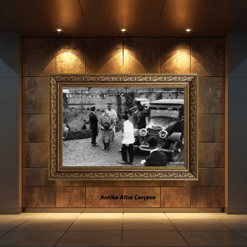 Atatürk Klasik Otomobil Yanında Tarihi Kare Kanvas Tablo Mustafa Kemal Atatürk Nostaljik Siyah Beyaz Duvar Dekoru