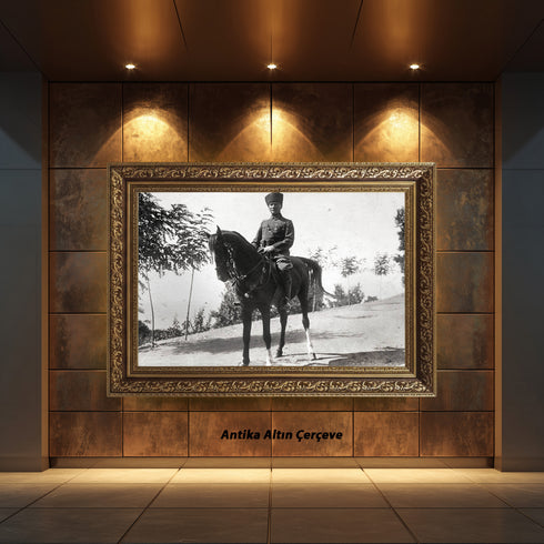 Atatürk At Üstünde Siyah Beyaz Arşiv Fotoğrafı Kanvas Tablo – Askeri Üniformalı Tarihi Duvar Dekoru